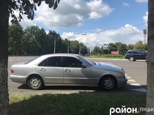 У Луцьку біля історичного факультету стоїть понівечений Mercedes (фото)