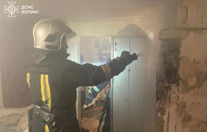 На Ковельщині із задимленого будинку винесли чоловіка (фото)