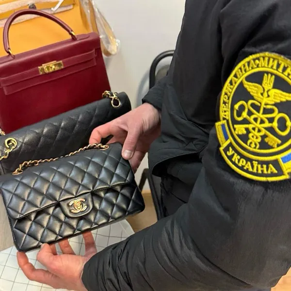 Через Волинь нелегально везли люксові сумочки Chanel та Hermes