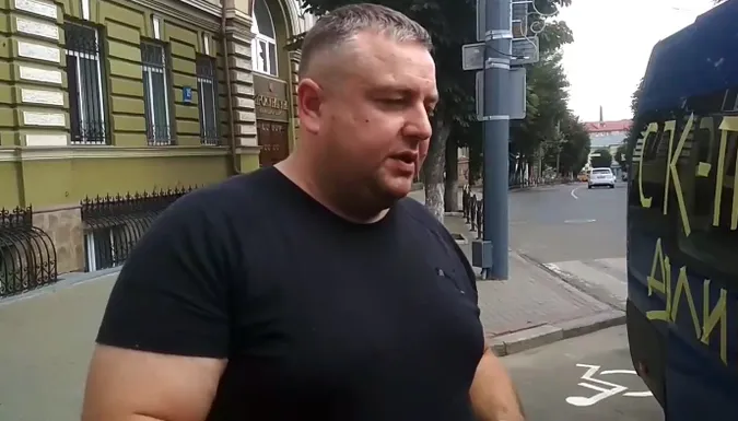 Під прокуратурою Волині – самотній пікет