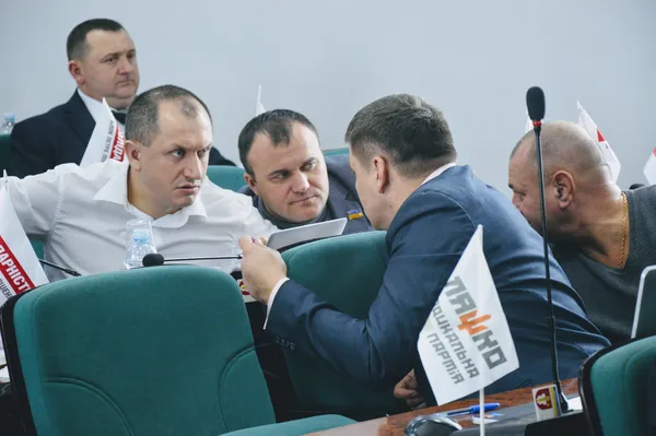 Депутати про щось спілкуються