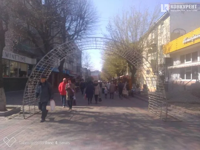 У центрі Луцька встановлюють святкові арки (фото)