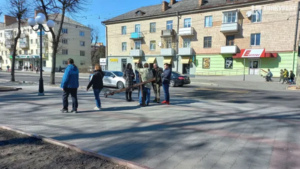 Американець Кіт Віллер несе хрест через Луцьк: чому він це робить (фото)