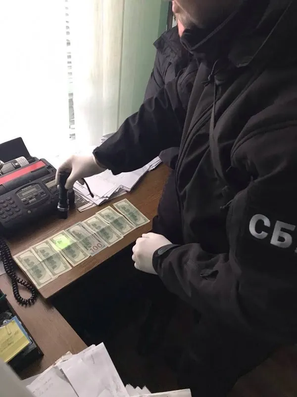 На Волині на хабарі «погорів» посадовець «Укрінтеравтосервісу» (фото)