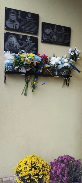 У ліцеї на Волині встановили меморіальні дошки на честь п'ятьох загиблих воїнів (фото)