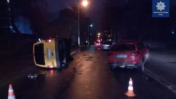 У Києві п’яний водій вчинив ДТП і ліг спати на дорозі (фото)
