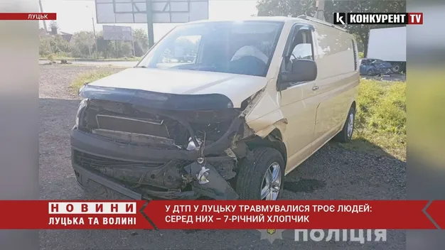 У Луцьку на перехресті зіткнулися бус і «жигулі» – є потерпілі (фото, відео)