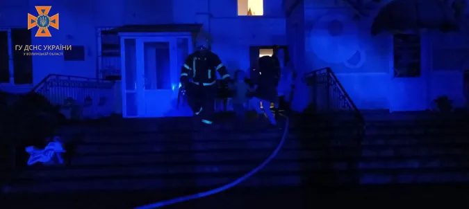 Вночі під Луцьком горів будинок – постраждали двоє дітей (фото, відео)