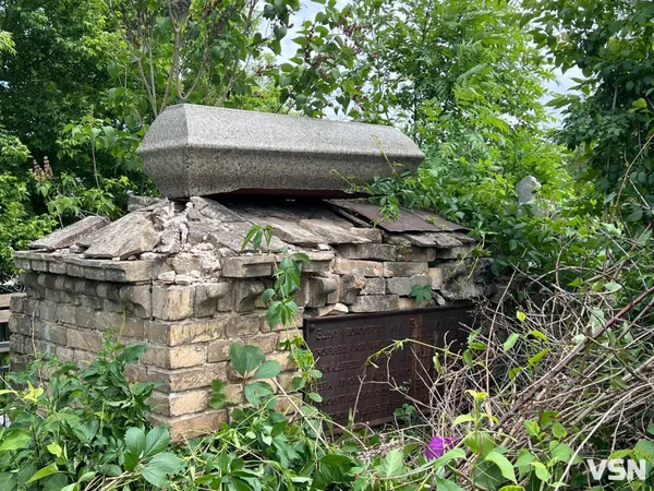 На старому кладовищі під Луцьком зберігся склеп, який десятиліттями лякає місцевих (фото)