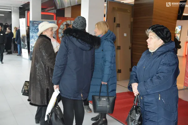 Луцькі пенсіонери безкоштовно дивилися у «Промені» виставу студії-театру «ГаРмИдЕр»