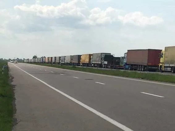 Пояснили, чому на «Ягодині» утворилася черга з вантажівок