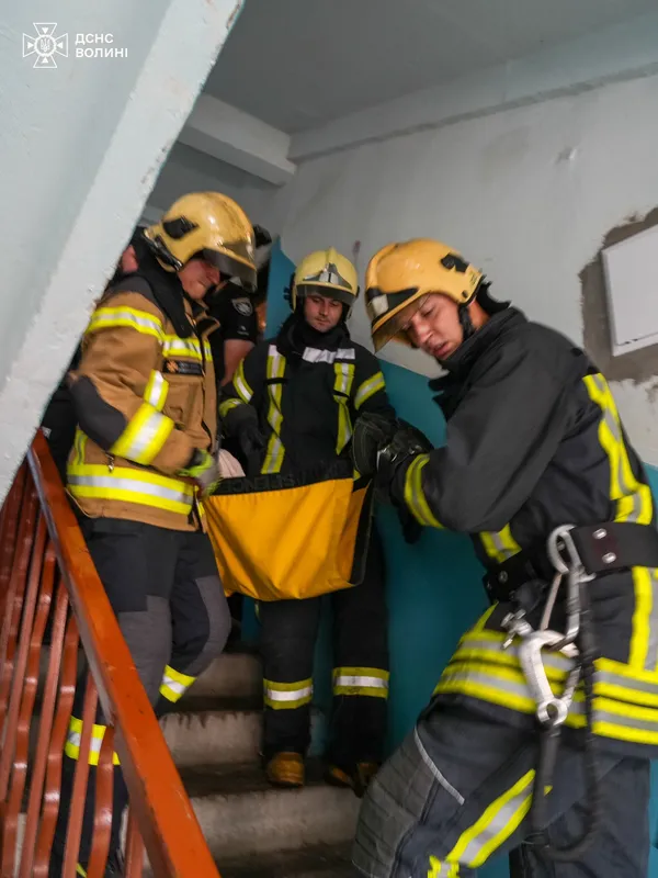 Стареньку хвору лучанку заблокувало у квартирі: її рятували через вікно (фото)