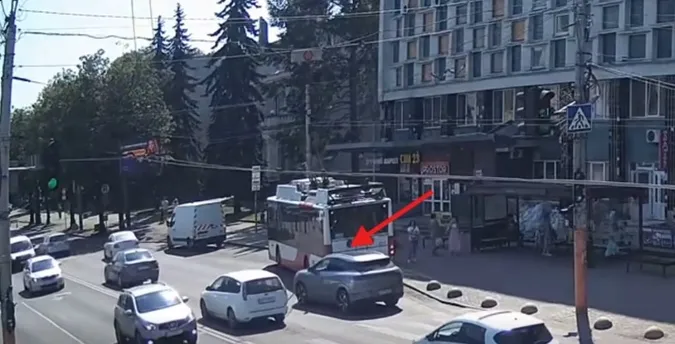 У Луцьку біля «Променя» – ДТП: автомобіль врізався в тролейбус (відео)