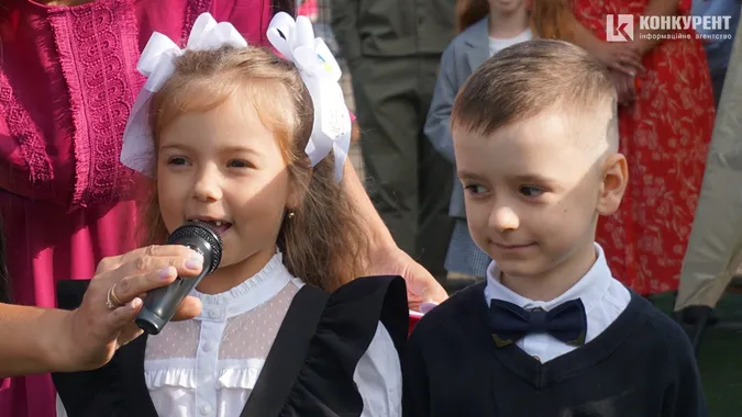 Квіти, дзвоники і діти: як у Луцькому ліцеї №9 відзначили 1 вересня (фото)