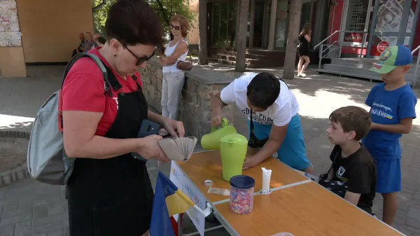 У Луцьку діти продають лимонад, а гроші передають волонтерам на сухпайки для ЗСУ (відео)