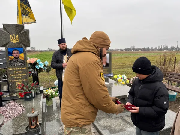 Йому назавжди 34: посмертну відзнаку командира «Азову» Дмитра Матвієвського отримав його син