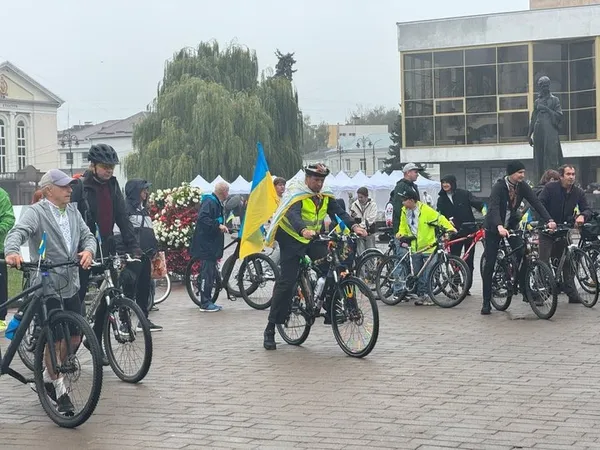 День міста у Луцьку: пів сотні велосипедистів проїхалися центром у вишиванках (фото)