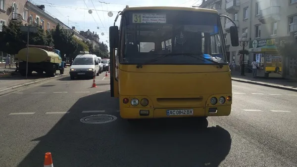 У центрі Луцька маршрутка збила пенсіонера на переході (фото, відео)