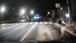 Автівки – не перешкода: у Луцьку пʼяний чоловік переплутав дорогу з тротуаром (відео)