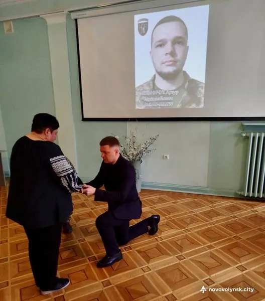 «Комбатантський хрест» і «Хрест доблесті»: родинам Героїв із Волині вручили посмертні нагороди (фото)