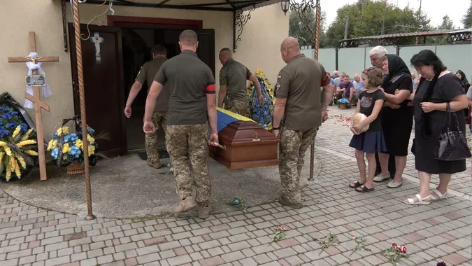 У Луцьку попрощалися з бійцем Андрієм Коробком після повторної експертизи (фото, відео)