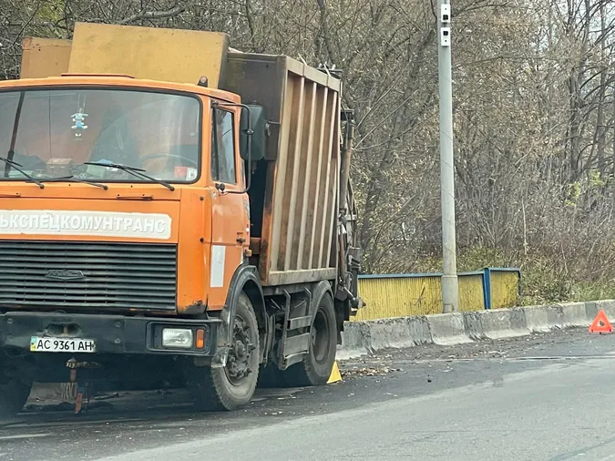На рованцівському мості у Луцьку цілу ніч стояв зламаний сміттєвоз (фото)