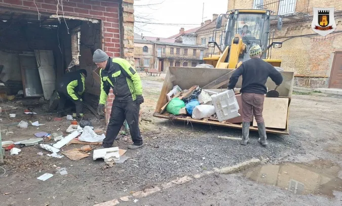 У Луцьку муніципали розвалили нічийну халупу в Старому місті (фото)