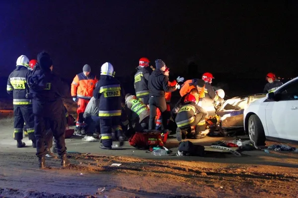 У Польщі електричка врізалася в автомобіль: загинуло троє українців (фото, відео) 