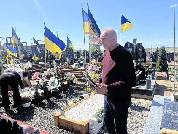 Шокуючий Великдень у Луцькому районі: жінка осквернила Алею Слави (фото)