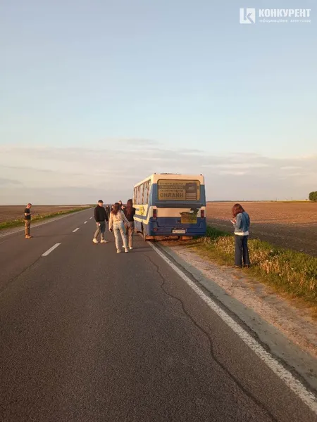 Пасажирів довозили попутки: біля Радехова зламався автобус «Ужгород – Луцьк» (фото)