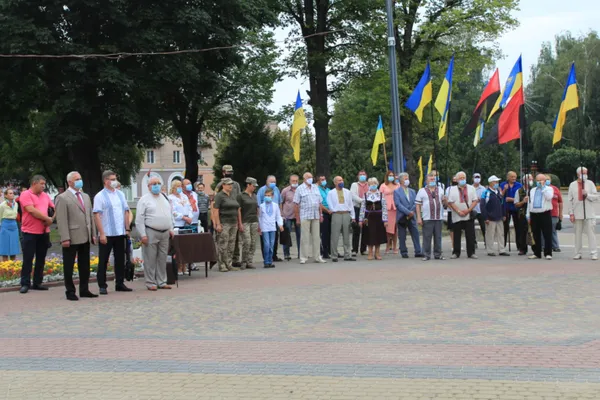 Фейсбук у синьо-жовтих прапорах: волиняни вітають зі святом (фото)
