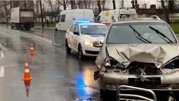 Не дотримав дистанції: у Луцьку п'яний водій врізався в машину попереду (фото, відео)