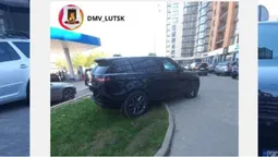 На Яровиці Range Rover примостив «задок» на газоні: як його покарали (фото)