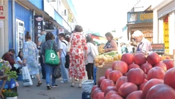 На ринках у Луцьку – шалені черги за продуктами: що там скуповують (відео)