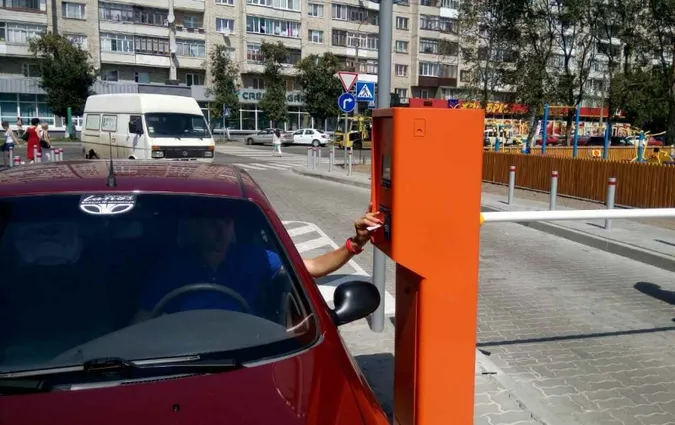 Суд заборонив луцькій владі блокувати «Променю» парковку