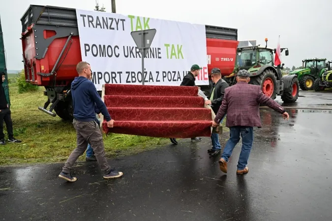 Польські фермери заблокували рух вантажівок на кордоні з Україною (фото)