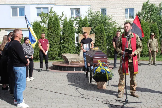 Врятував побратима ціною власного життя: на Волині попрощалися з воїном Андрієм Лавренчуком (фото)