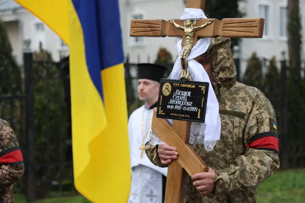 Загинув рік тому: у Луцьку провели в останню дорогу Сергія Мацюка (фото)