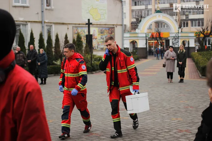 У Луцьку на колінах попрощалися зі ще одним загиблим Героєм (фото)
