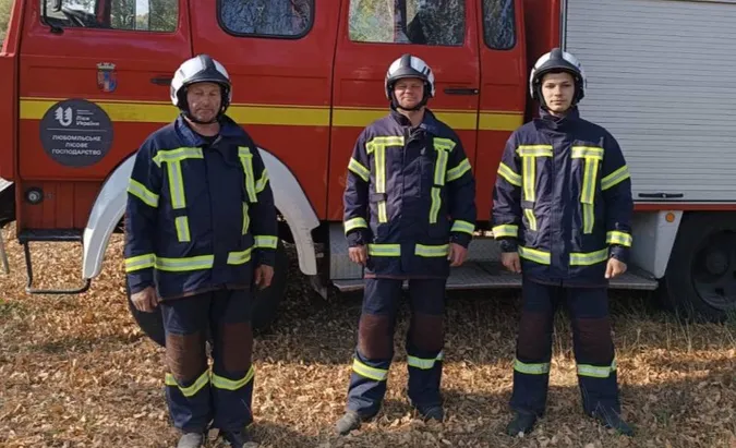 Волинські пожежники ліквідовують масштабні загоряння на Харківщині (фото)
