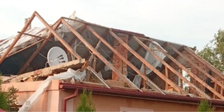 🌪️ Зривало дахи та нівечило будинки: рятувальники під Луцьком ліквідовують наслідки потужного буревію (фото)