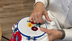 Волинянка вишила сорочку бабусі, у якій її похоронили (відео)