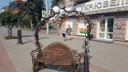 У Луцьку лавку "закоханих ліхтарів" повернули на місце  (фото)