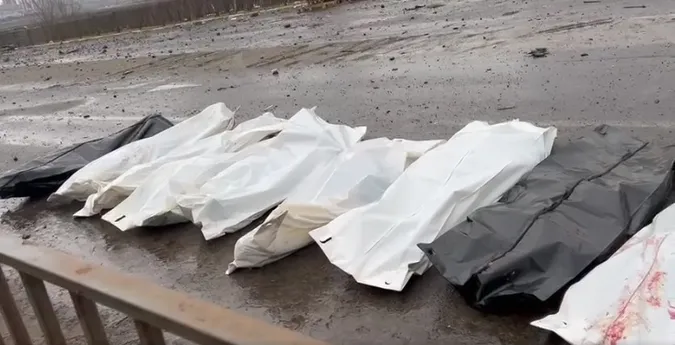 Ірпінь: рятувальники виносять тіла людей, вбитих окупантами (відео 18+)