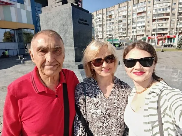 Єва з батьками