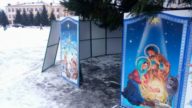 У Володимирі-Волинському понівечили огорожу біля головної ялинки міста