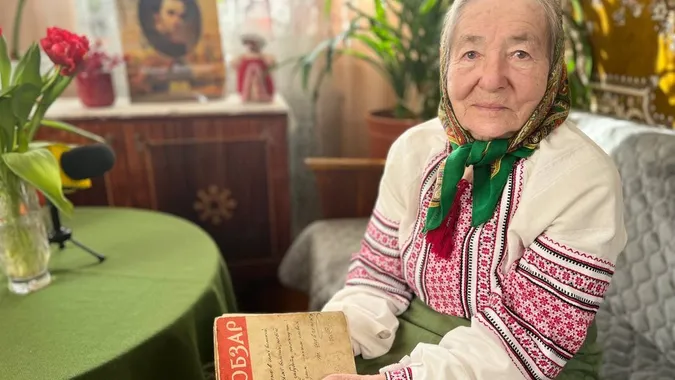 «Без Шевченка нема України»: 87-річна волинянка напам’ять цитує «Кобзар» і чекає сина з війни (фото, відео)