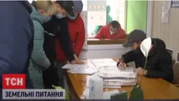 Понад 700 заяв на землю: у Княгининку три дні люди штурмували сільраду (відео)