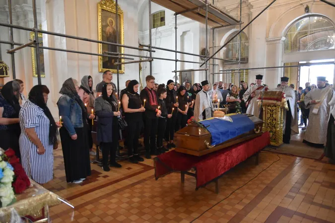 Луцьк на колінах прощався з загиблим Героєм