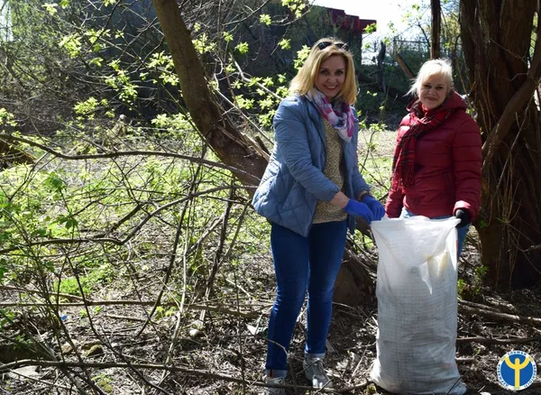 Працівники волинської служби зайнятості вийшли на толоку (фото)